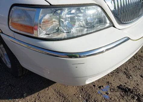 2010 Lincoln Town Car Signature Limited z USA, uszkodzony, nr VIN 2LNBL8CV7AX615844